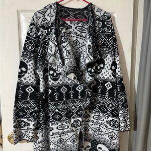 Black and White Patterned Women Sweater